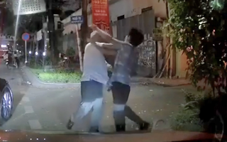 Tài xế Mercedes bị tố tạt đầu, đấm tài xế taxi