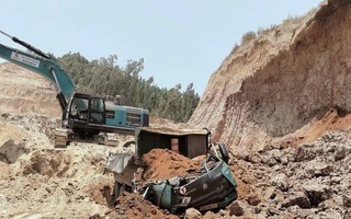 Sạt lở mỏ đất ở Gia Lai, một tài xế tử vong