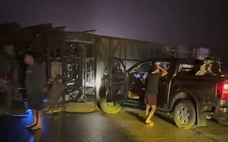 Xe khách lật trên cao tốc, 5 người bị thương