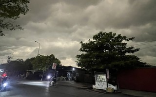 Chuyên gia nói gì về bầu trời bỗng tối sầm vào sáng nay 17-4 ở Hà Nội?