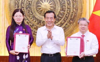 Trao Nghị quyết phê chuẩn Phó trưởng Đoàn Đại biểu Quốc hội tỉnh Thanh Hóa