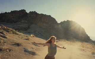 Mặt trời cô độc của Đông Nhi