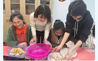 Cô gái khiếm thị thắp sáng cuộc đời bằng tiếng hát