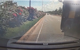 CSGT xác minh vụ xe ben tạt đầu ô tô du khách ở Mũi Né