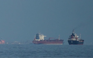 Hải quân Iran nổ súng ở eo biển Hormuz