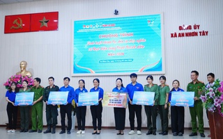 Báo Người Lao Động trao tặng 200 lá cờ Tổ quốc cho người dân xã An Nhơn Tây