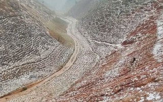 VIDEO: Mưa đá phủ trắng đồi núi 