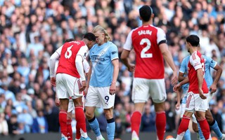 Haaland “giúp” Gabriel thoát thẻ đỏ khi Man City hạ Arsenal
