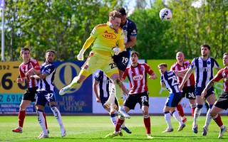 Thủ môn ghi bàn phút 90+6, Cardiff thăng hạng đầy cảm xúc