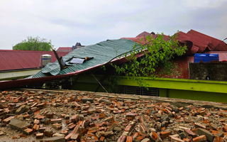 Dông lốc, sét và mưa đá tàn phá nhiều nơi, nguy cơ thời tiết cực đoan còn xảy ra