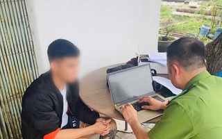 Nam thanh viên 19 tuổi đi xe máy tông CSGT bị thương