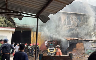 Cháy lớn ở TPHCM, khói đen cuồn cuộn kèm tiếng nổ