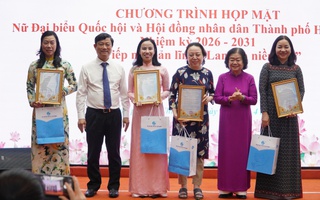 Nữ đại biểu khi đi tiếp xúc cử tri đừng ăn mặc lòe loẹt; phát biểu vừa phải, dễ nghe