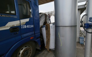 Cuộn thép lớn rơi đè cabin trạm thu phí ở TPHCM