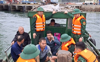 Tàu chở cát chìm trên biển, 5 người trên tàu được cứu kịp thời