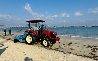 Côn Đảo lần đầu có máy sàng cát vệ sinh bãi biển