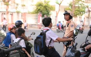 CSGT TPHCM đang xử phạt học sinh vi phạm giao thông