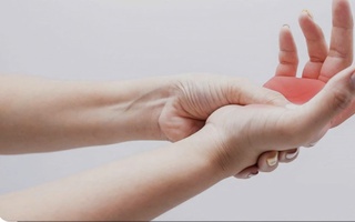 Bỗng dưng tê tay, muốn can thiệp y học cổ truyền?