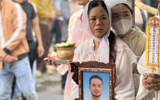 Vụ tài xế taxi bị sát hại tại Quảng Trị: Vợ khóc ngất trong lễ đưa tang chồng