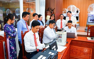 Xổ số Cần Thơ kiểm tra các quả banh quay số để khẳng định tính minh bạch