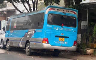 Xe khách bị "bỏ mặc” trước nhà dân suốt hơn 7 tháng