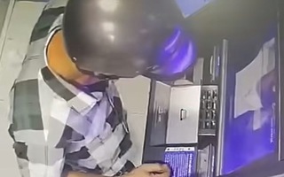 Cần làm gì khi phát hiện tiền nhả ra từ cây ATM?