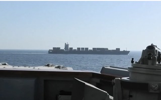 Tàu Mỹ bắn thủng phòng máy, bắt tàu Iran, Tehran cảnh báo "rắn"