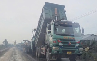 Từng bị “bắt quả tang” thảm nhựa khi trời mưa, nhà thầu lại xin tạm dừng thi công