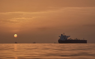 Giá dầu tăng vọt, truyền thông Iran bác thông tin về vòng đàm phán thứ 2 với Mỹ