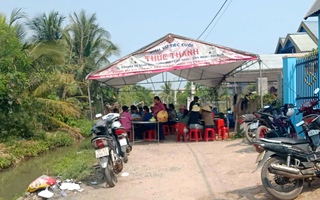 Em bé chết đuối thương tâm tại mương nước trước cửa nhà