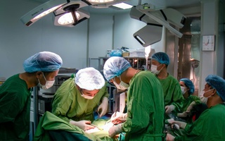 Đau bụng kéo dài, đi khám mới biết mắc cùng lúc 2 khối ung thư