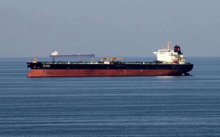 Ông Donald Trump tố Iran vi phạm lệnh ngừng bắn "nhiều lần", tàu dầu Iran vượt vòng vây Mỹ