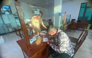 CSGT hỗ trợ tiền giúp người vi phạm nộp phạt