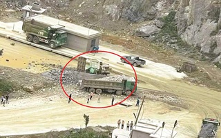 Xe tải nghi mất phanh lao từ trên mỏ đá, tông xe tải khác, 2 tài xế tử vong