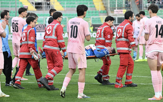 Con trai huyền thoại sống Jurgen Klinsmann gãy cổ khi chơi bóng ở Serie B