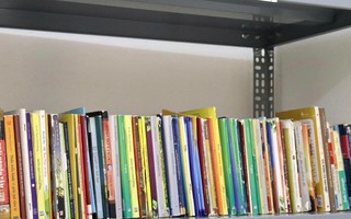 Những giờ cầu nguyện phía sau cánh cổng trại giam