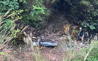 Xe bồn lao xuống vực sâu 100 m dập nát, tài xế văng ra tử vong