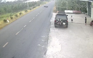 Va phải quả bóng lăn ra đường, người đàn ông đi xe máy thiệt mạng