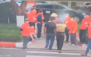 CLIP: Nhân viên điều phối xe bị hành hung trong khuôn viên sân bay