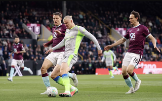 Man City lên đỉnh bảng Ngoại hạng Anh, Burnley nhận vé rớt hạng