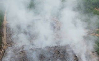 VIDEO: Cháy bãi rác lớn gần khu dân cư suốt 10 ngày chưa tắt