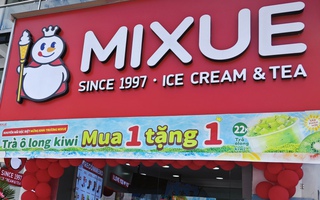 Thấy gì từ việc chuỗi trà sữa Mixue đóng hàng trăm cửa hàng?