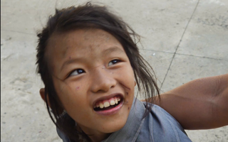 Tìm người thân của bé gái đi lạc, tâm lý hoảng loạn ở Cần Thơ