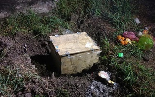 Bàng hoàng phát hiện thi thể bé trai sơ sinh trong thùng gỗ