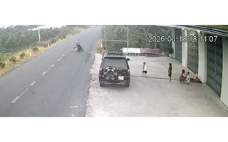 Bé trai đá bóng ra đường gây chết người, trách nhiệm thuộc về ai?