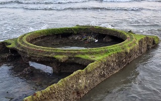 Khoanh vùng “vật lạ” trên bờ biển Quy Nhơn để bảo đảm an toàn