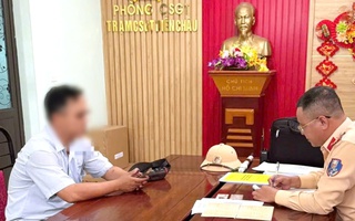 CLIP: Xe tải cố tình vượt đèn đỏ đường sắt, tông hỏng gác chắn