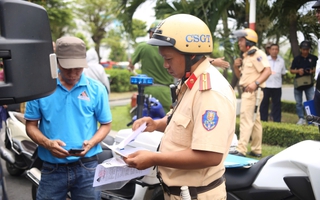 CSGT TPHCM xử lý tài xế vi phạm giao thông ở sân bay Tân Sơn Nhất