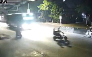 VIDEO: Qua đường thiếu quan sát, xe máy điện chở 2 người bị xe khách tông