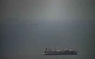 Bất chấp lệnh phong tỏa của Mỹ, Iran lần đầu thu được tiền từ Hormuz